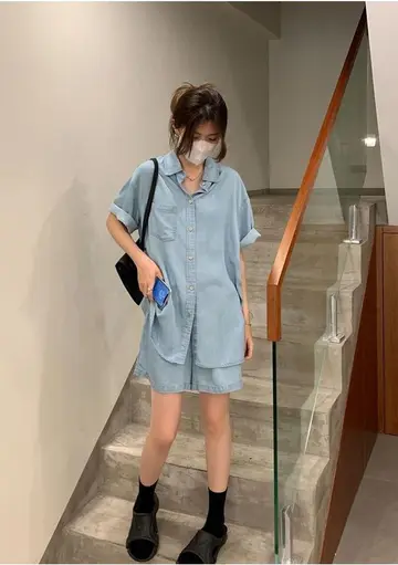 그레이·블랙 톤 데님 티셔츠와 반바지 전신 코디 사진