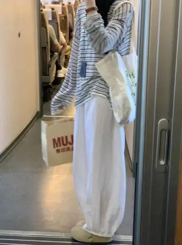스트라이프 오버핏 긴팔티와 화이트 와이드팬츠 전신 코디 사진