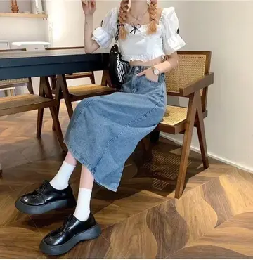 오버핏 데님 스커트와 화이트 바람막이 전신 코디 사진
