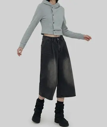 데님 반바지와 그레이 집업 전신 코디 사진