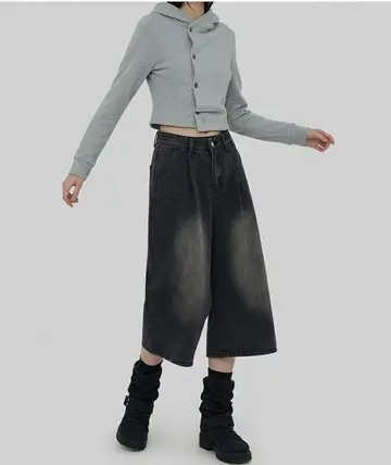 그레이·블랙 톤 데님 반바지와 집업 전신 코디 사진