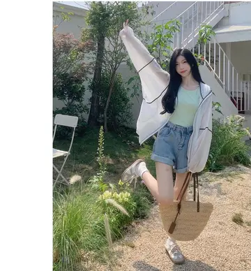오버핏 바람막이와 민트 나시 전신 코디 사진