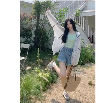 그레이·차콜 톤 바람막이와 나시 전신 코디 사진
