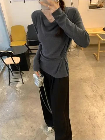 차콜 오버핏 니트와 블랙 와이드팬츠 전신 코디 사진