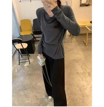 차콜·블랙 톤 니트와 와이드팬츠 전신 코디 사진