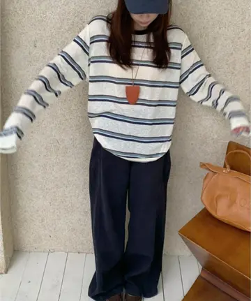 오버핏 반팔티와 네이비 와이드팬츠 전신 코디 사진
