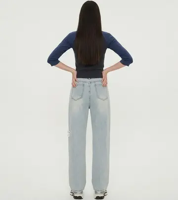 블랙·네이비 톤 청바지와 반팔티 전신 코디 사진