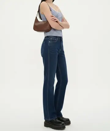 베이지·브라운 톤 청바지와 나시 전신 코디 사진