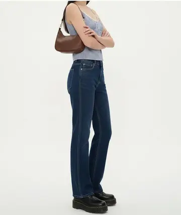 베이지·브라운 톤 청바지와 나시 전신 코디 사진
