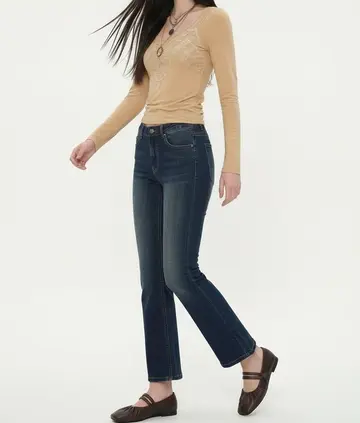 차콜·카멜 톤 부츠컷 청바지와 가디건 전신 코디 사진