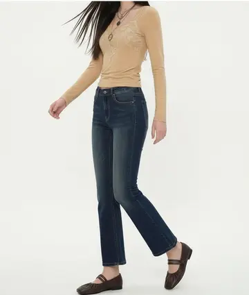 차콜·카멜 톤 부츠컷 청바지와 가디건 전신 코디 사진