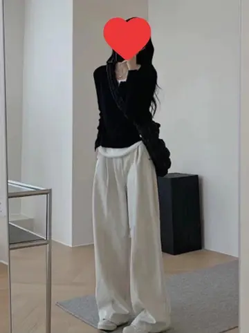 블랙 오버핏 반팔티와 와이드팬츠 전신 코디 사진