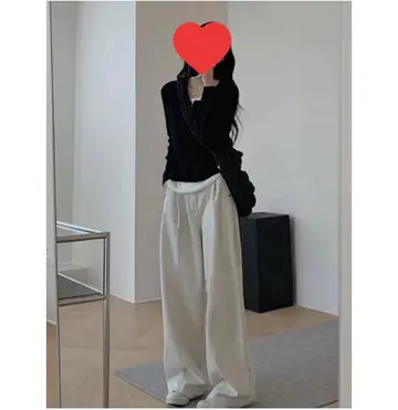 블랙·그레이 톤 반팔티와 와이드팬츠 전신 코디 사진