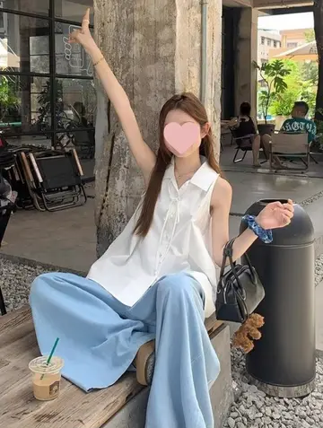 화이트 오버핏 블라우스와 스카이블루 와이드팬츠 전신 코디 사진