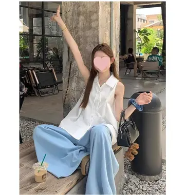 화이트·그레이 톤 블라우스와 와이드팬츠 전신 코디 사진