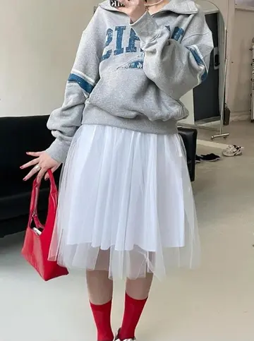 화이트 스커트와 그레이 후드티 전신 코디 사진