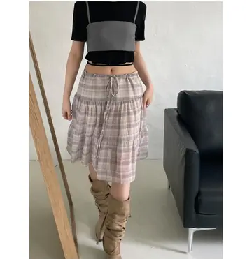 블랙·차콜 톤 롱스커트와 나시 전신 코디 사진