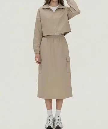 그레이·아이보리 톤 오버핏 스커트와 바람막이 전신 코디 사진