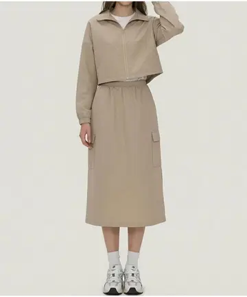 그레이·아이보리 톤 스커트와 바람막이 전신 코디 사진