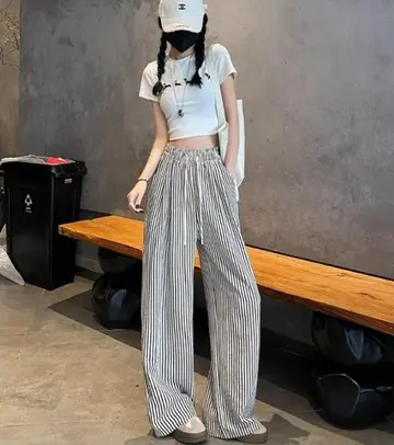 스트라이프 오버핏 와이드팬츠와 화이트 반팔티 전신 코디 사진