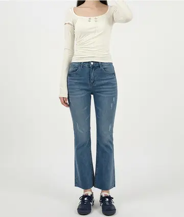 차콜·베이지 톤 부츠컷 청바지와 가디건 전신 코디 사진