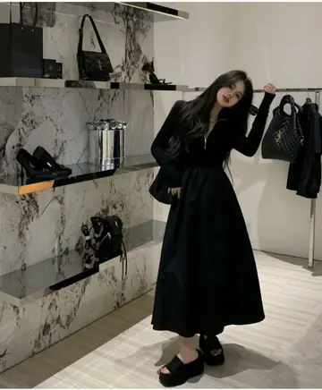 블랙·차콜 톤 원피스와 블라우스 전신 코디 사진