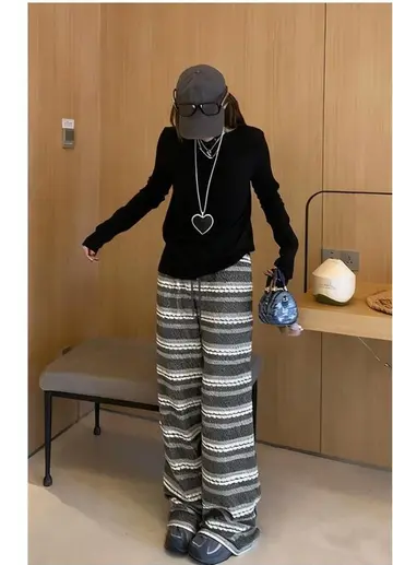 스트라이프 오버핏 배기팬츠와 블랙 긴팔티 전신 코디 사진