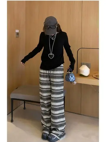 블랙·차콜 톤 배기팬츠와 긴팔티 전신 코디 사진