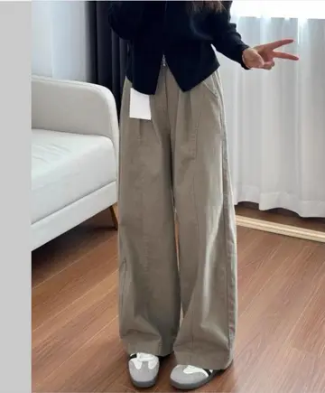 오버핏 와이드 청바지와 블랙 집업 전신 코디 사진