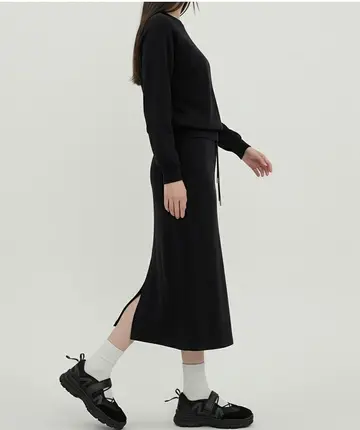 블랙·차콜 톤 스커트 전신 코디 사진