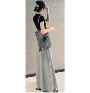 블랙·베이지 톤 스커트와 반팔티 전신 코디 사진