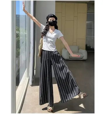 그레이·화이트 톤 배기팬츠와 반팔티 전신 코디 사진