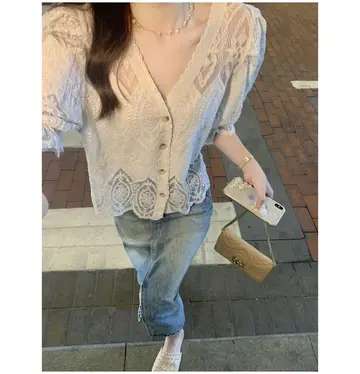 베이지·브라운 톤 가디건과 청바지 전신 코디 사진