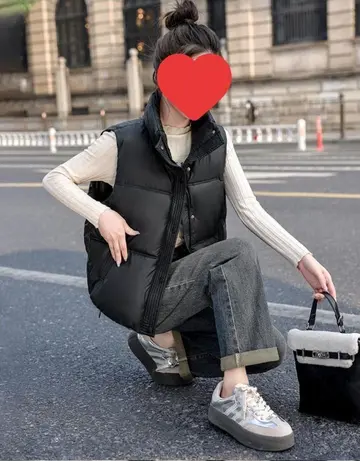 블랙 오버핏 패딩과 셔츠 전신 코디 사진