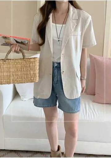 아이보리·차콜 톤 재킷과 반바지 전신 코디 사진