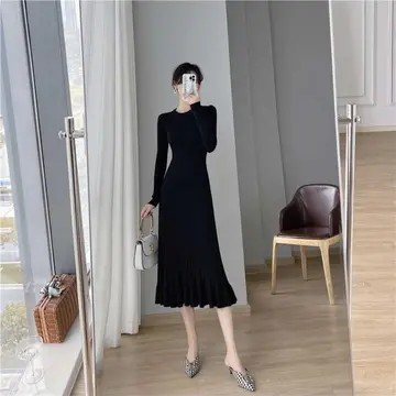 아이보리·차콜 톤 원피스 전신 코디 사진