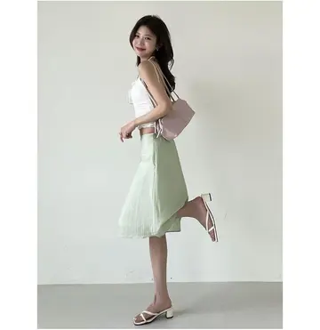 화이트·브라운 톤 롱스커트와 나시 전신 코디 사진