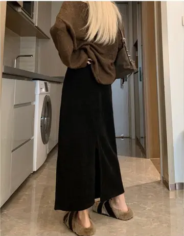 블랙 오버핏 롱스커트와 브라운 니트 전신 코디 사진