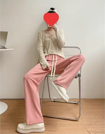핑크 오버핏 와이드팬츠와 베이지 니트 전신 코디 사진