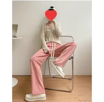 브라운·핑크 톤 와이드팬츠와 니트 전신 코디 사진