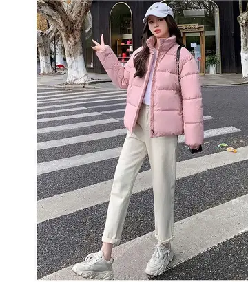 핑크 오버핏 패딩과 셔츠 전신 코디 사진