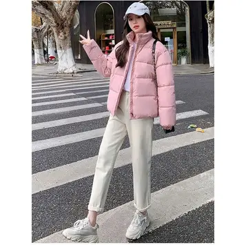 핑크·그레이 톤 패딩과 셔츠 전신 코디 사진