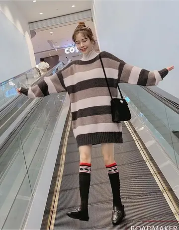 오버핏 롱원피스와 스트라이프 가디건 전신 코디 사진