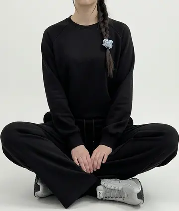 오버핏 와이드 청바지와 블랙 맨투맨 전신 코디 사진
