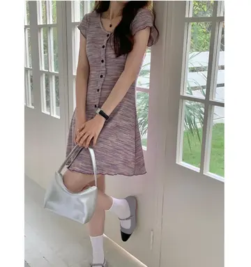 브라운·그레이 톤 원피스 전신 코디 사진