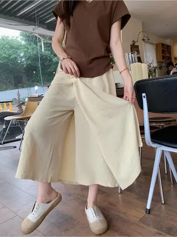 베이지 오버핏 미디스커트와 브라운 반팔티 전신 코디 사진