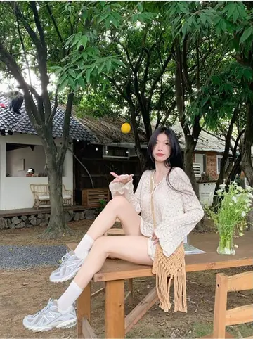 아이보리 오버핏 니트와 베이지 반바지 전신 코디 사진