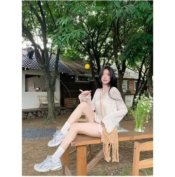 아이보리·베이지 톤 니트와 반바지 전신 코디 사진