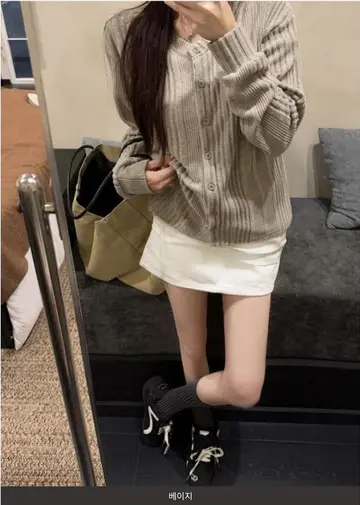 그레이·브라운 톤 가디건과 미니스커트 전신 코디 사진
