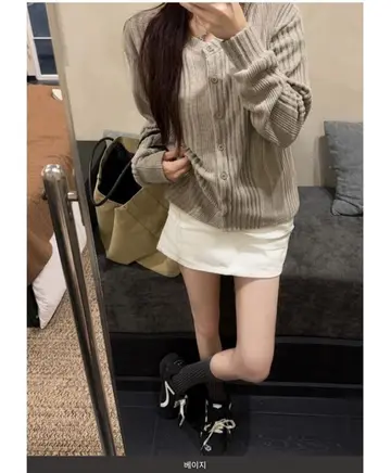 그레이·브라운 톤 가디건과 미니스커트 전신 코디 사진